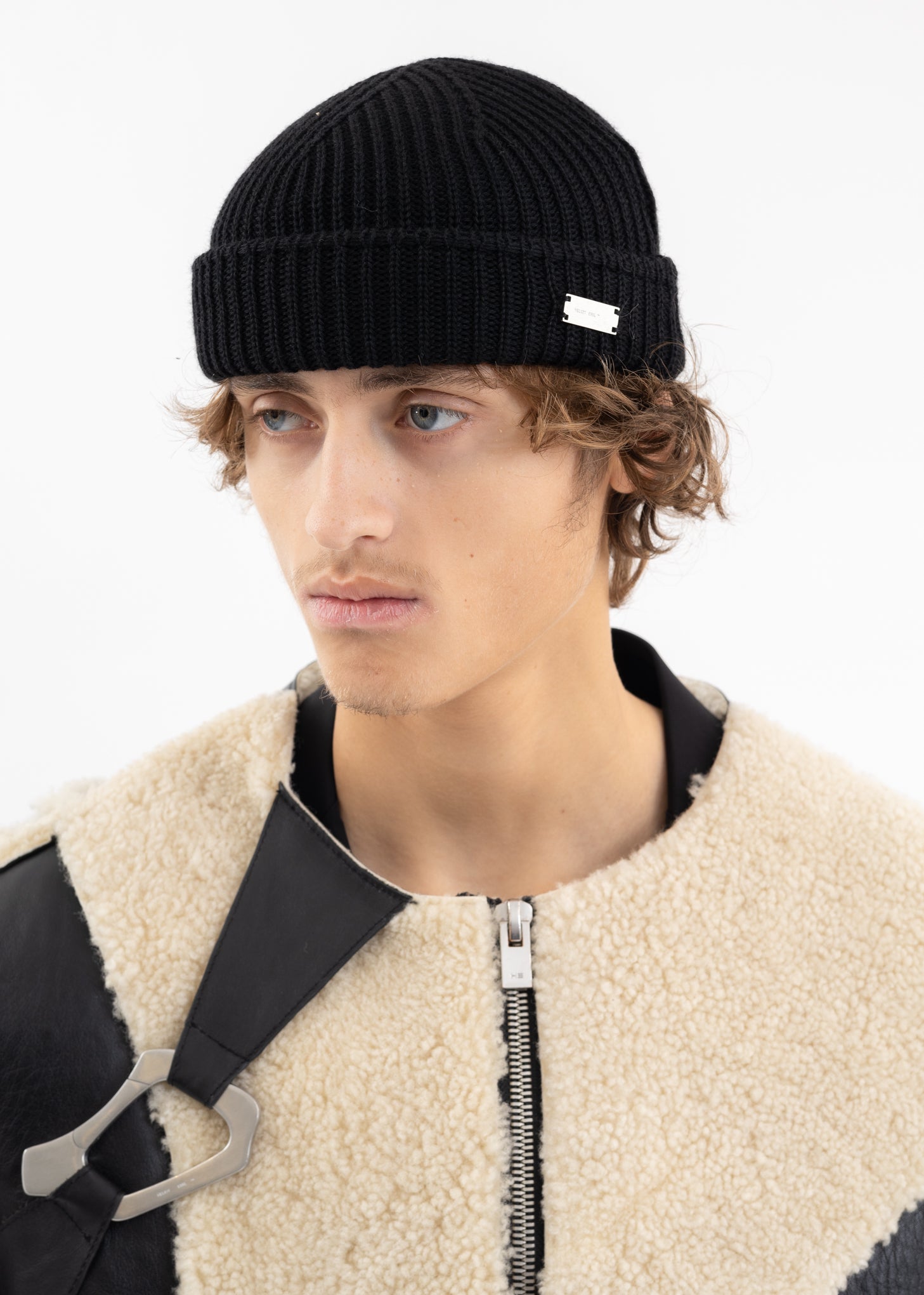 BLACK BEANIE W. METAL PLATE LOGO – 017 Shop