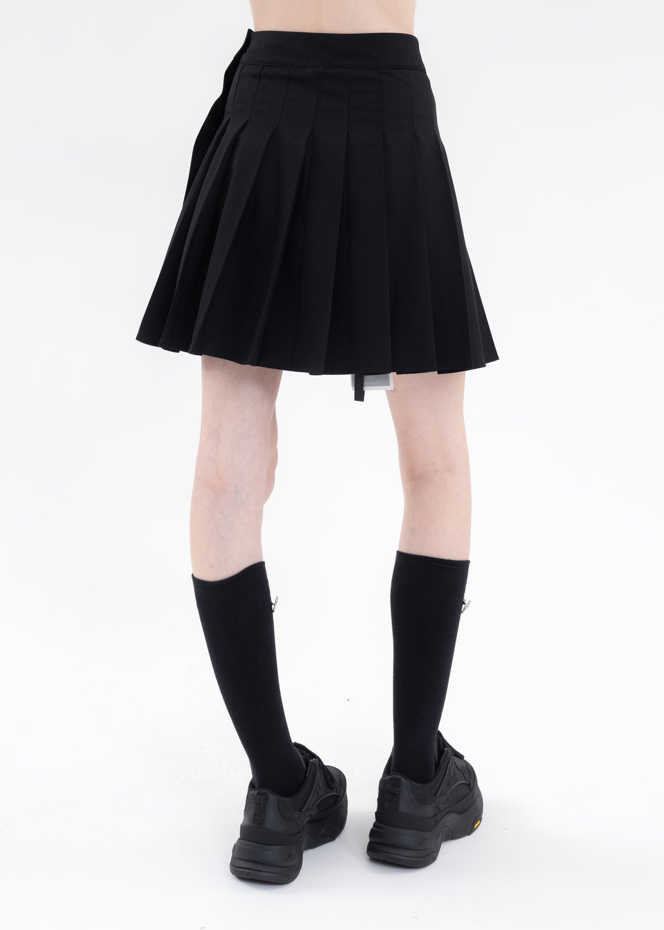 HYKE　RANDOM PLEATED SKIRT　BLACK HYKE RANDOM PLEATED SKIRT BLACK Black High Waisted Pleated